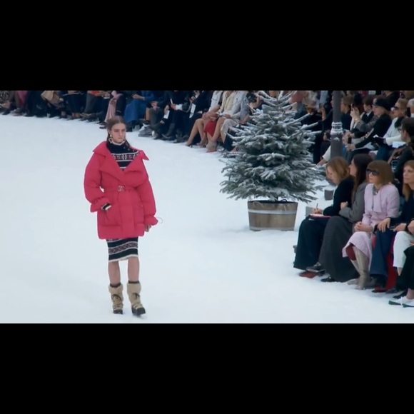 Runway 2019 CHANEL winter Coat PUFFER JACKET Red Size 34, XS, 0-2 New with tag - Picture 4 of 16